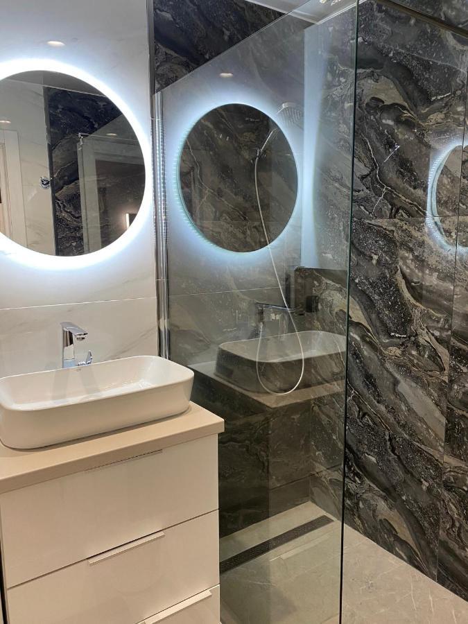 Citadel Vip Apartment Lviv Bagian luar foto
